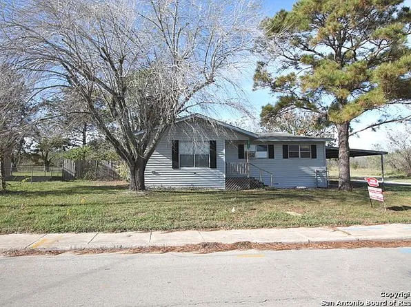 1811 B St, Floresville, TX 78114