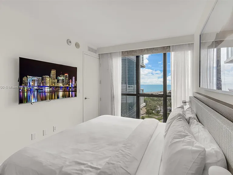 2201 Collins Ave #1010 — Photo 5