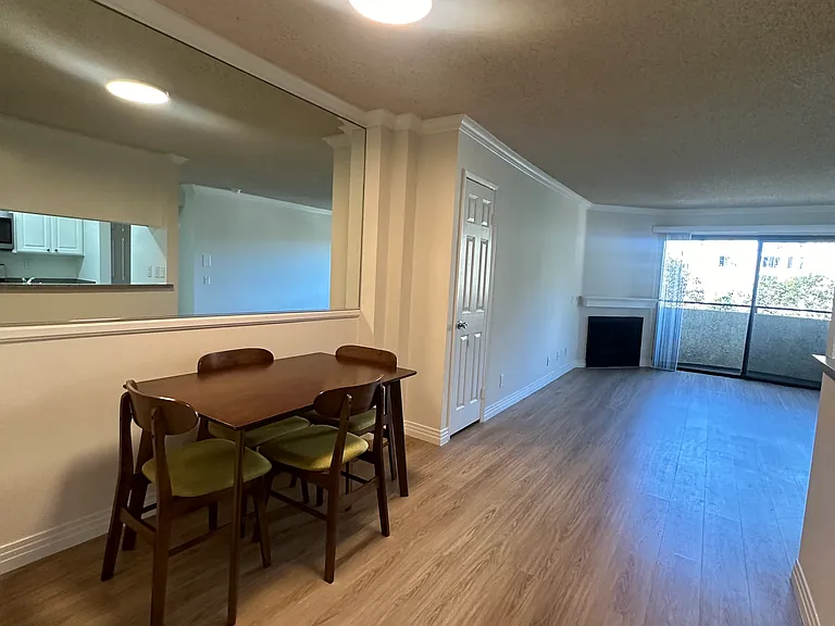 Hyde Park Apts — Photo 10