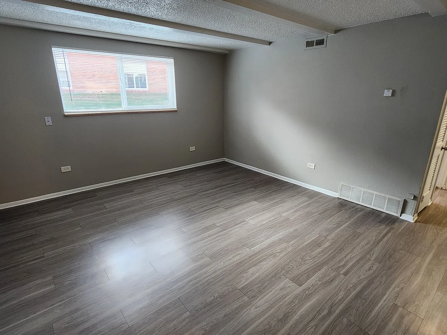2 bed, 879 sqft, $1,300 — Photo 2