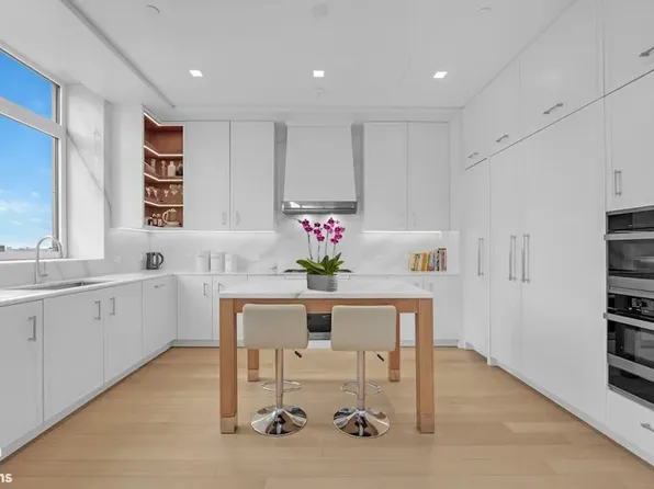 200 East 83rd Street image 5 of 18