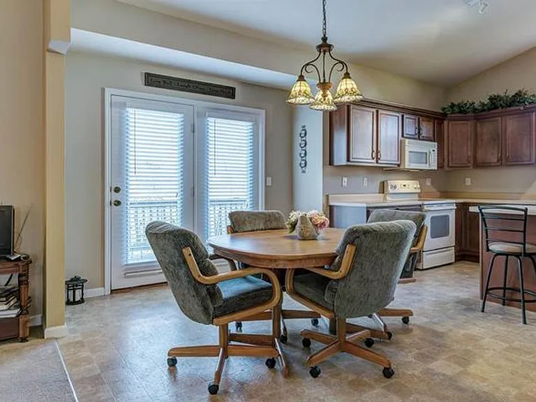 310 Royallsprings Pkwy — Photo 6