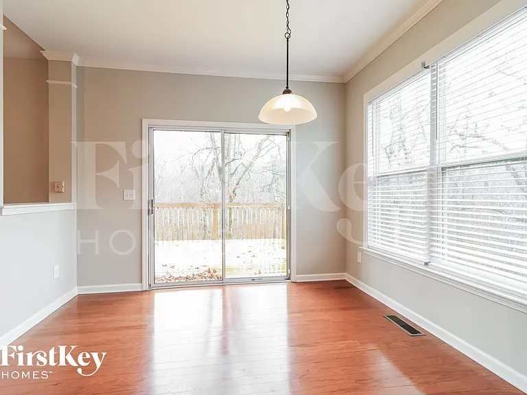 677 Longwood Pl — Photo 5