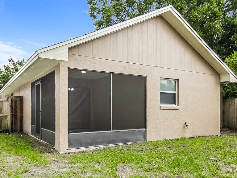 4262 Sandhurst Dr — Photo 16