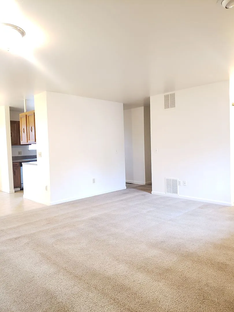 909 Gellatly St. — Photo 4