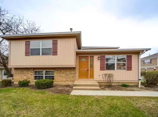 386 Birchwood Ct, Vernon Hills, IL 60061