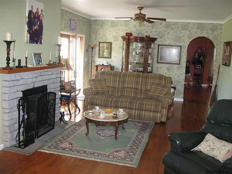 4th image of 317 CROMMIE Road