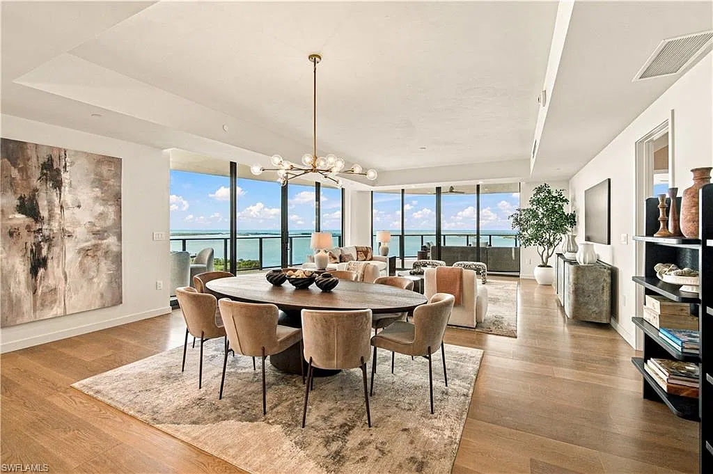 4 bed, 4.5 bath, 3885 sqft, $40,000 — Photo 3