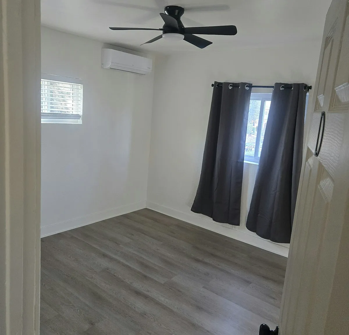 1545 West 30th Street, Unit R4 — Photo 1