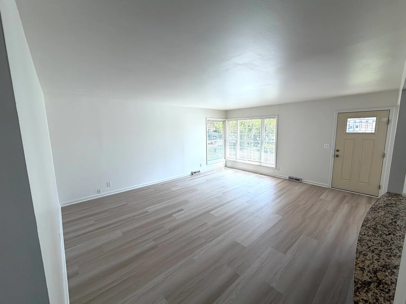 3 bed, 1276 sqft, $2,500 — Photo 2