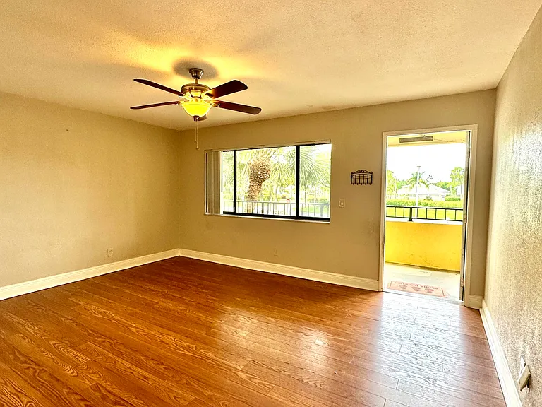 1632 Meadows Cir W — Photo 2