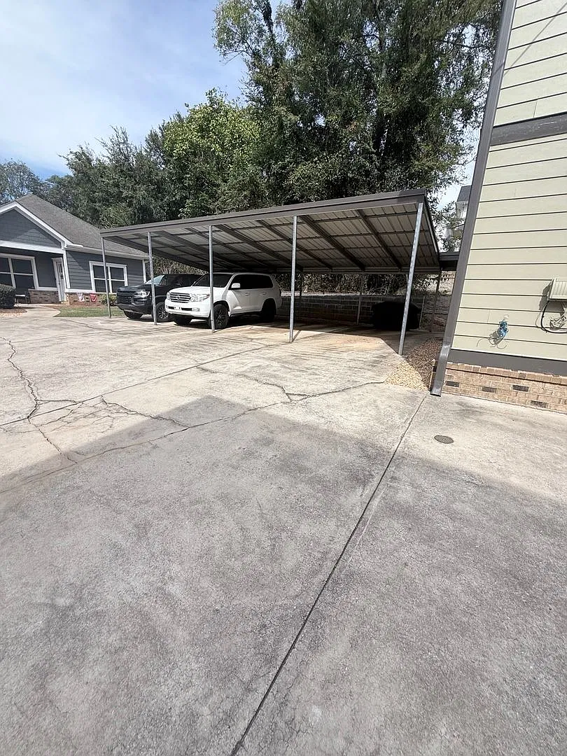Five Bedroom Near Downtown Available for Pre-Lease! — Photo 2