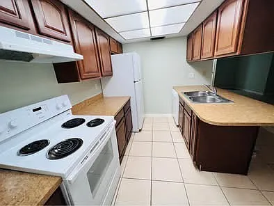 2332 SE 6th Ln #1 — Photo 5
