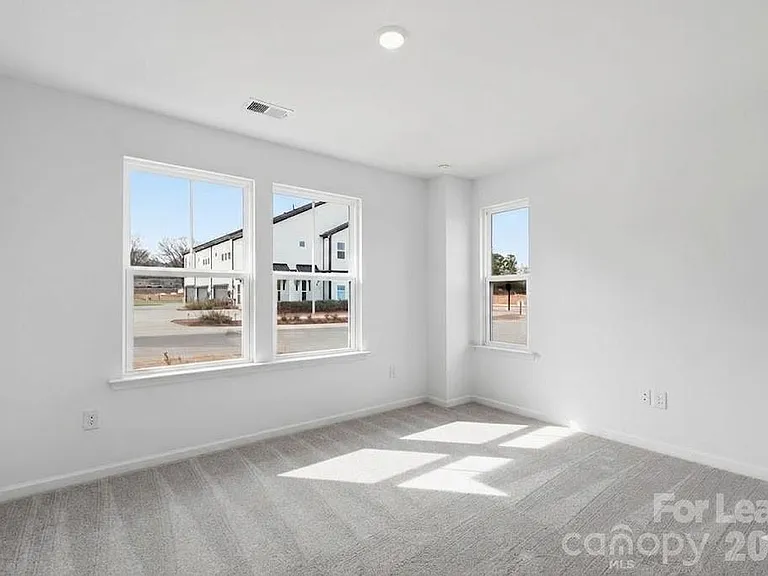 411 Silver Star Blvd — Photo 10