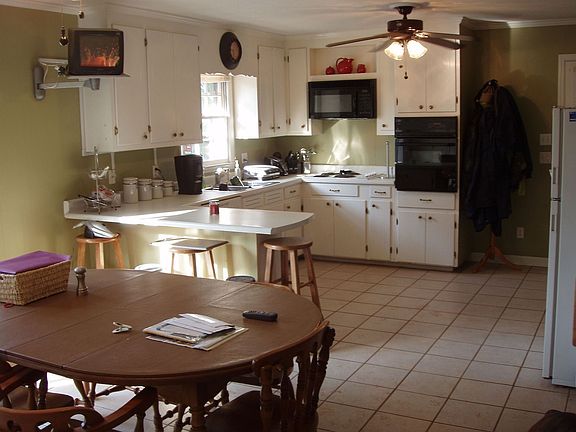 Huge eat-in kitchen; all kitchen appliances stay