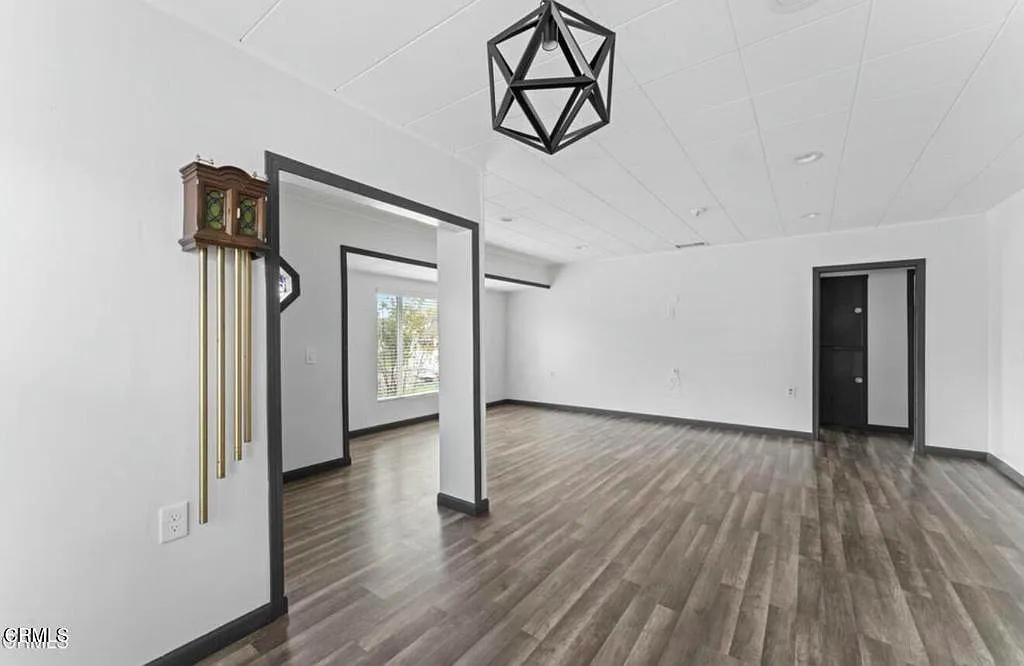 3 bed, 1.0 bath, 2100 sqft, $3,200 — Photo 2