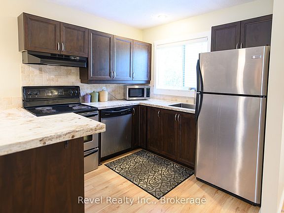 4th image of 440 Oxbow Cres