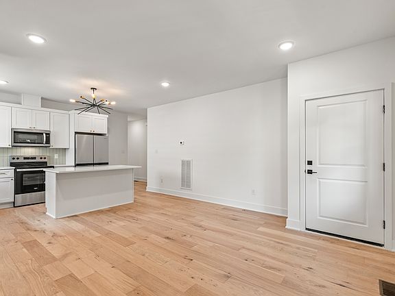 5th image of 601 1/2 S Pine St