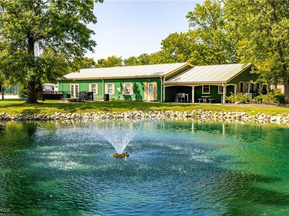 241 Twin Lake Dr, Elyria, OH 44035