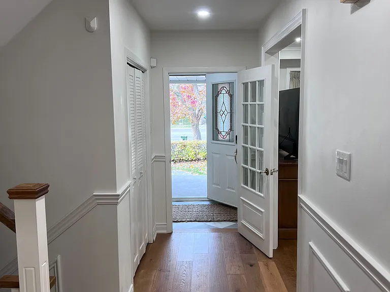 195 Upper Canada Dr — Photo 3