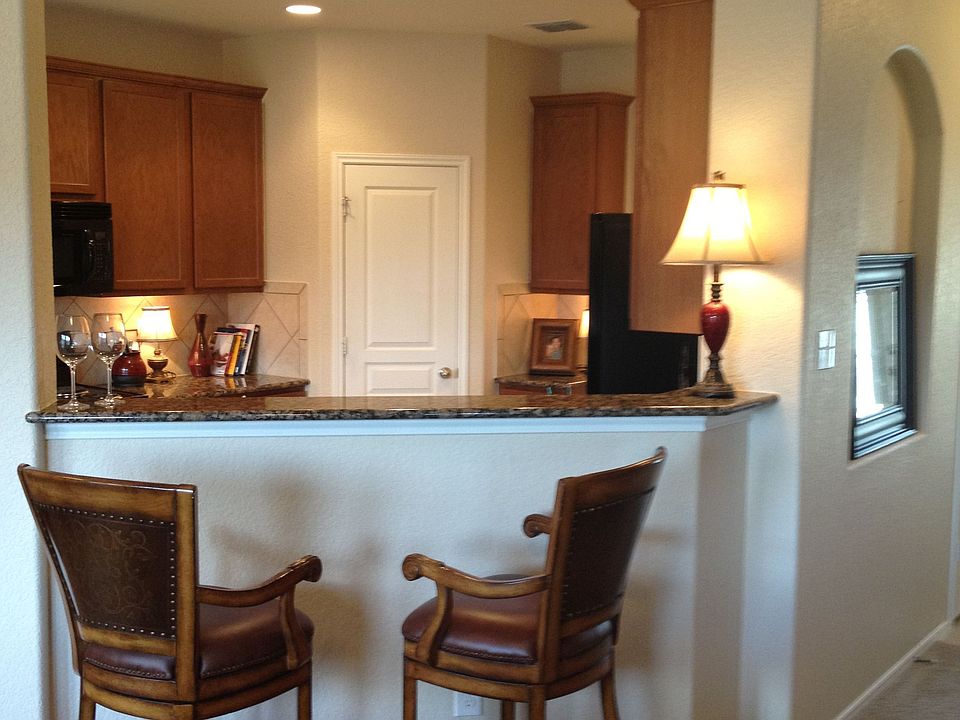Great Bar & Kitchen for Entertaining!