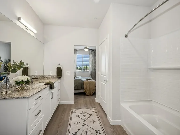 Longbow Luxury Apartments — Photo 49