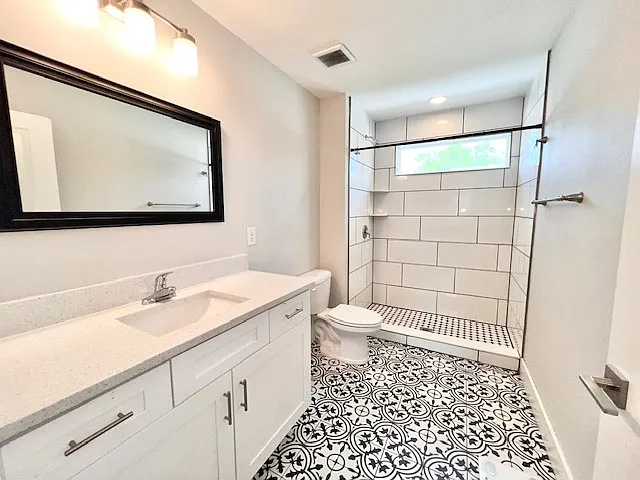 907 Randall St — Photo 16
