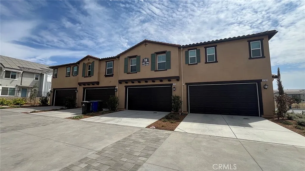 3 bed, 2.5 bath, 1446 sqft, $3,500 — Photo 3