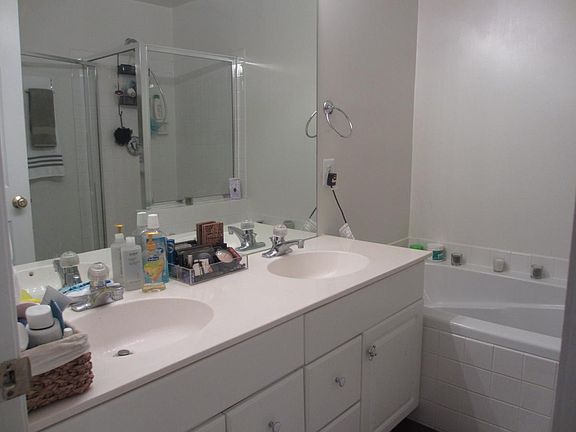 5th image of 4105 Oxford Ln APT 301