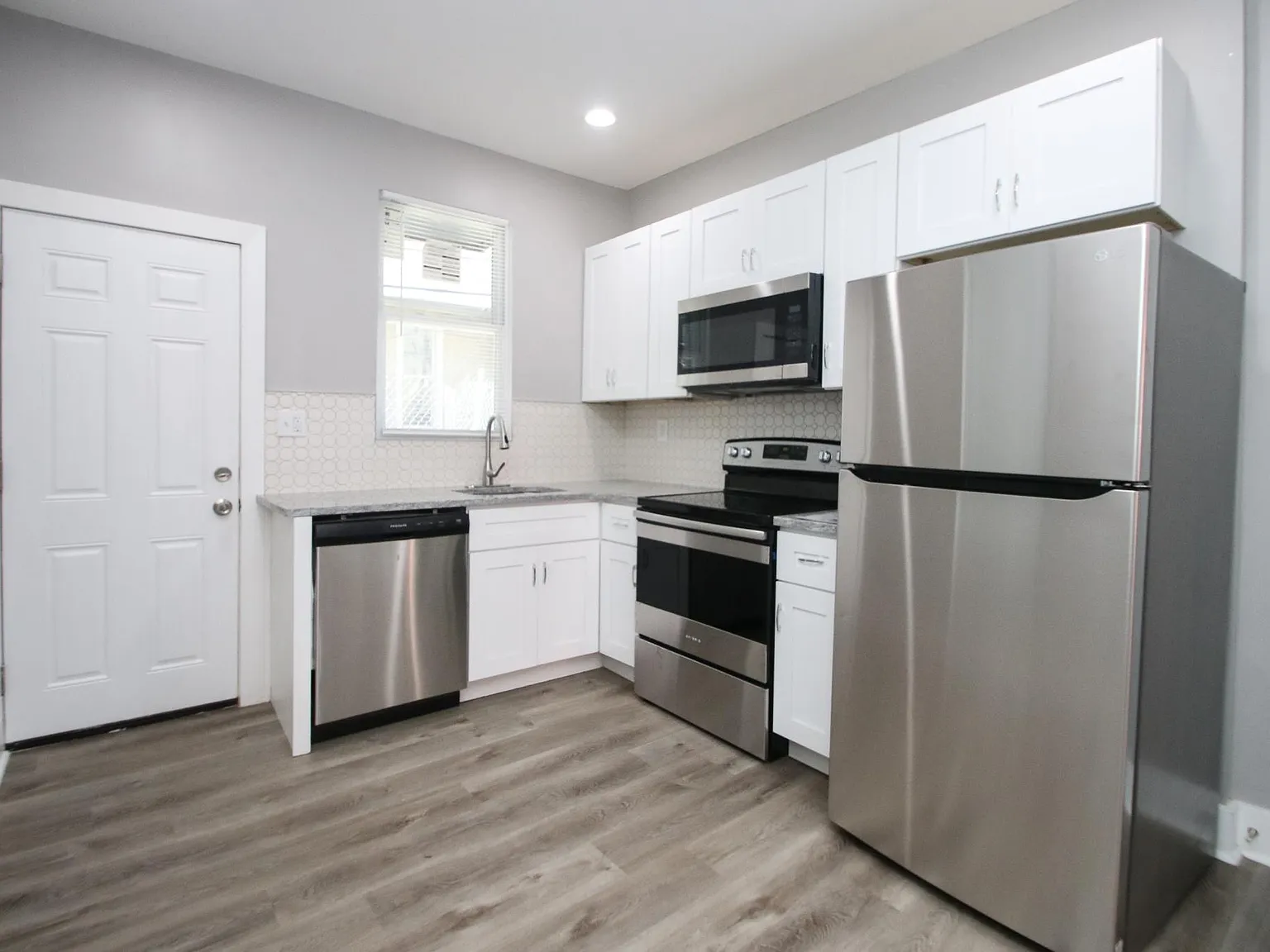 3 bed, 1.5 bath, 1072 sqft, $1,650 — Photo 2