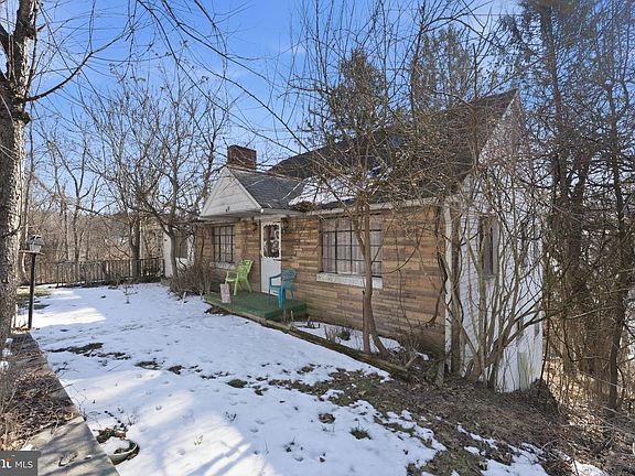 2nd image of 210 Roberts St