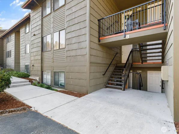 270 SE Barrington Drive #B305, Oak Harbor, WA 98277