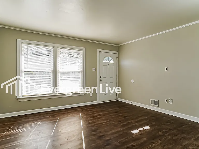 1820 N Lakeland Dr — Photo 3