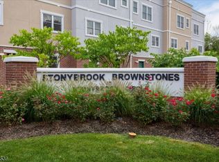 17 Stonybrook Cir, Fairfield, NJ 07004