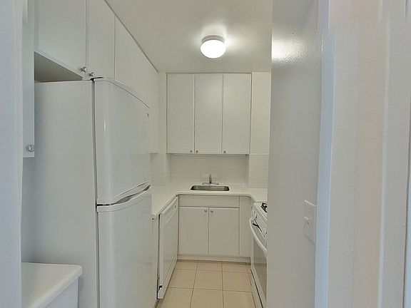 2nd image of 350 W 51st St APT 5D