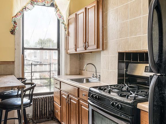 4th image of 215 Chauncey St