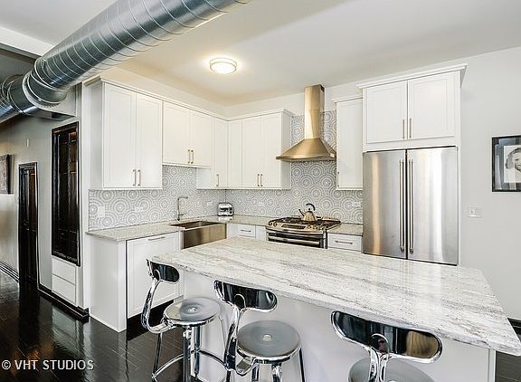 2nd image of 1021 W Balmoral Ave #1B