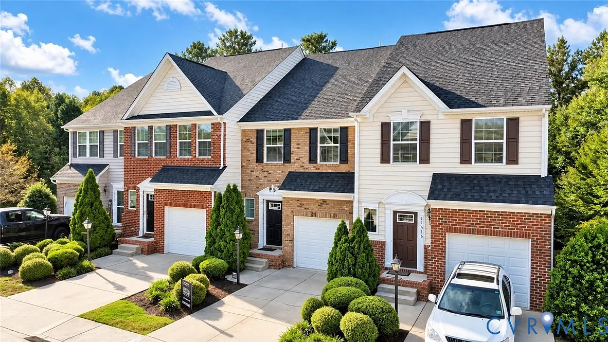 3 bed, 3.0 bath, 2464 sqft, $2,650 — Photo 3