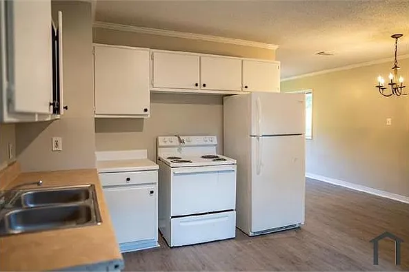3 bed, 1211 sqft, $1,350 — Photo 2