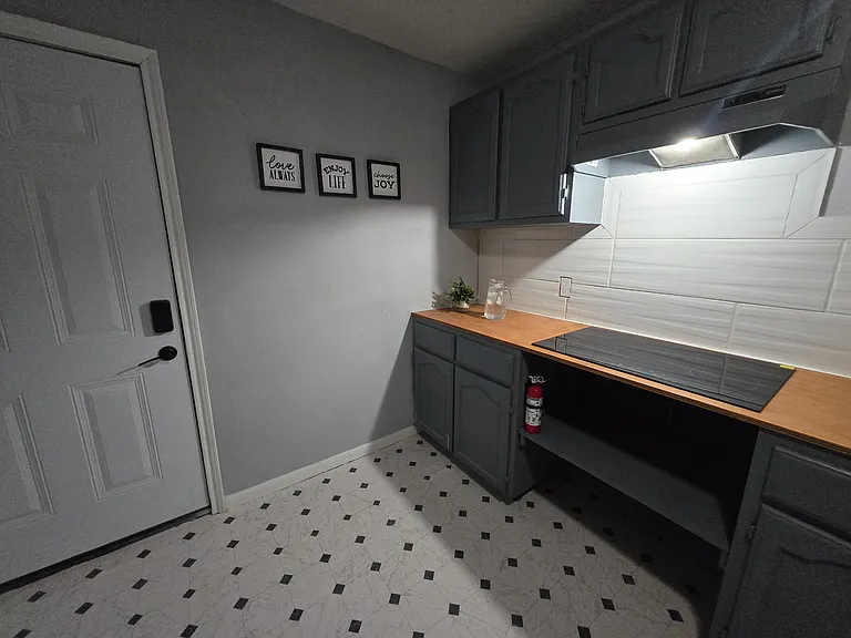 442 E Saint Charles St — Photo 7