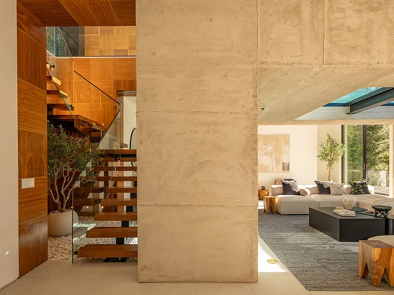 12752 Mulholland Dr — Photo 30