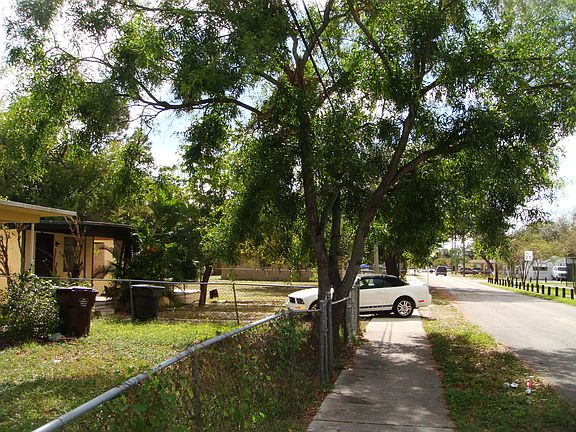 4th image of 836 NW 15th Ave