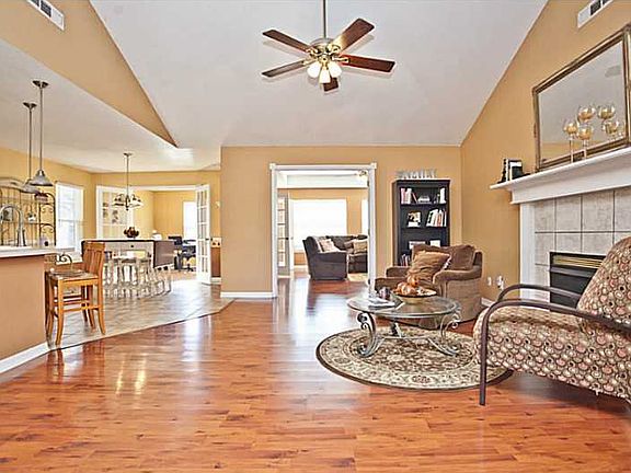3rd image of 173 Applewood Ave