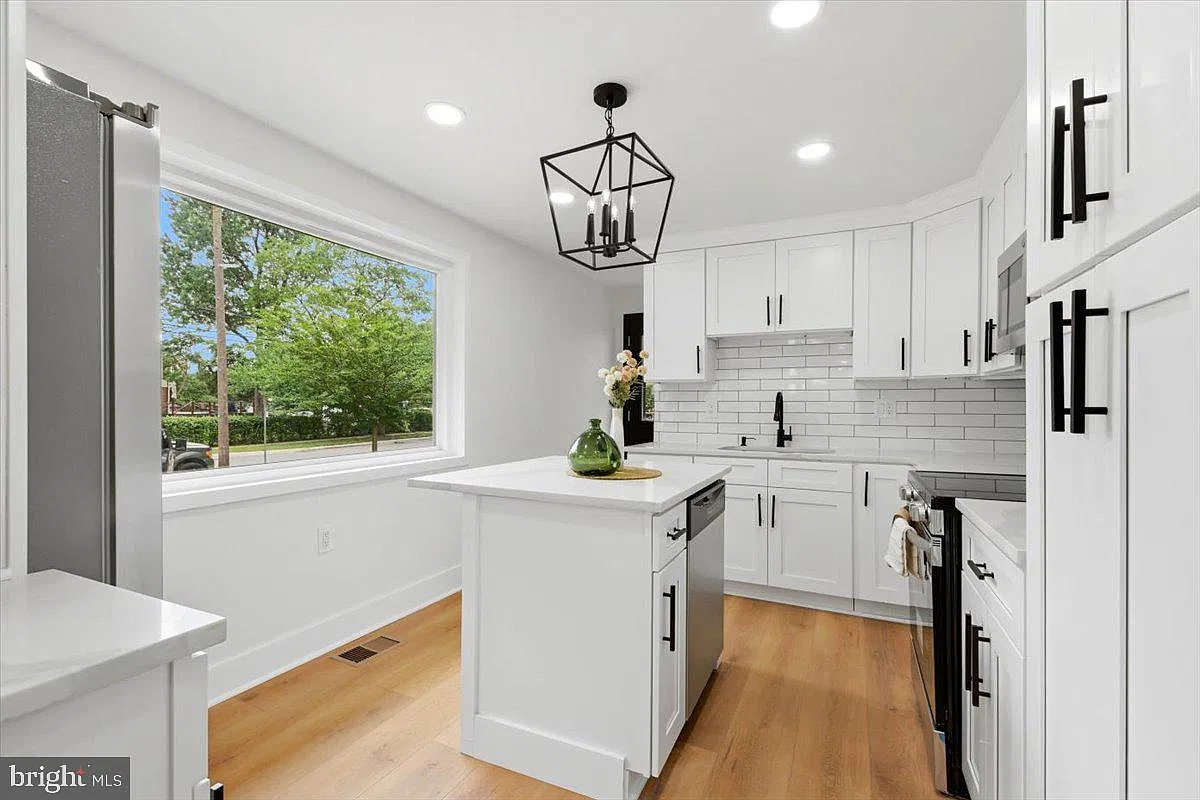 4 bed, 3.0 bath, 1701 sqft, $3,495 — Photo 2
