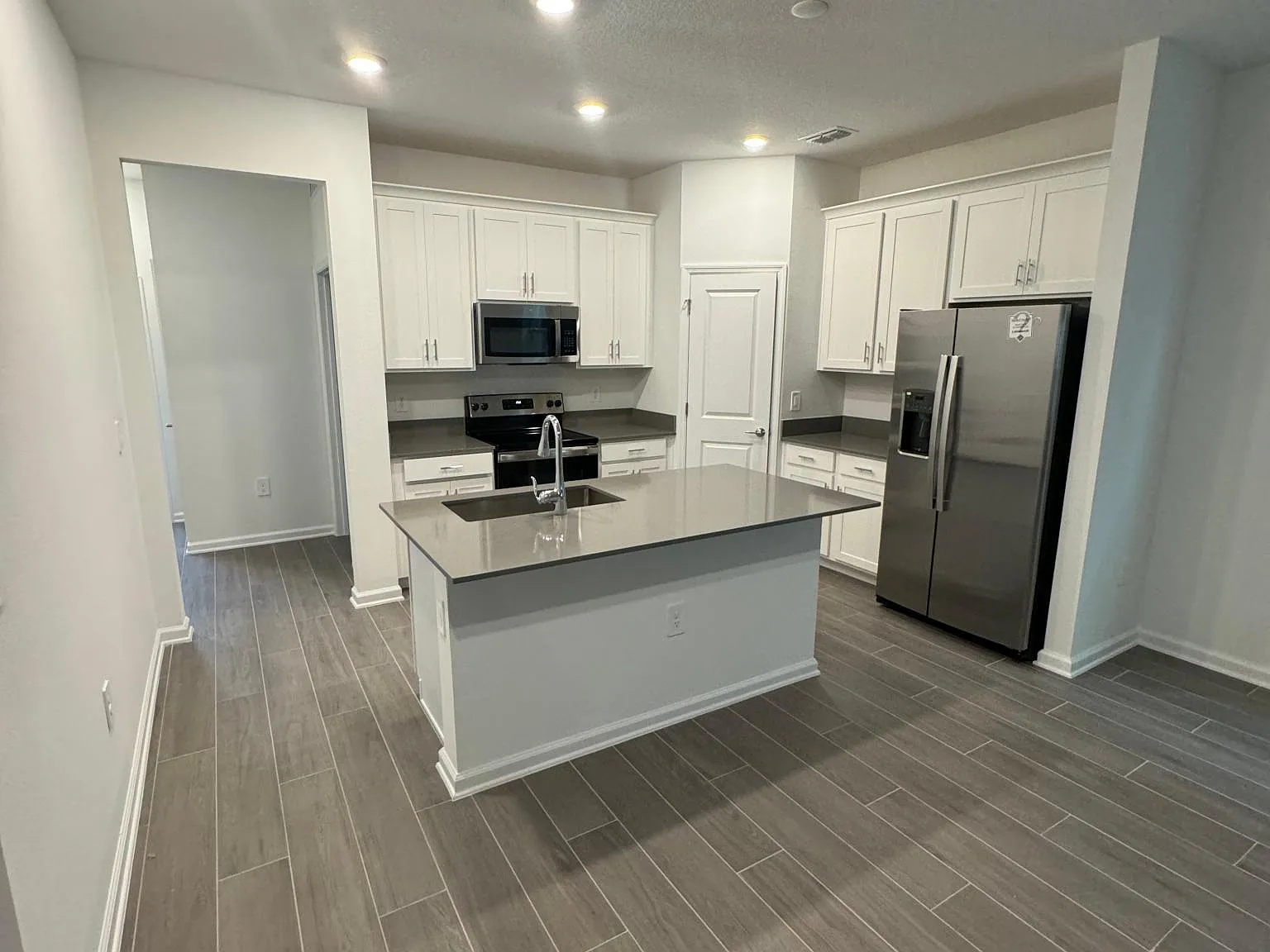 4 bed, 2023 sqft, $2,500 — Photo 2