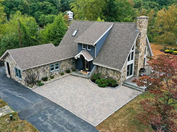 4 Nipmuc Dr, Mendon, MA 01756