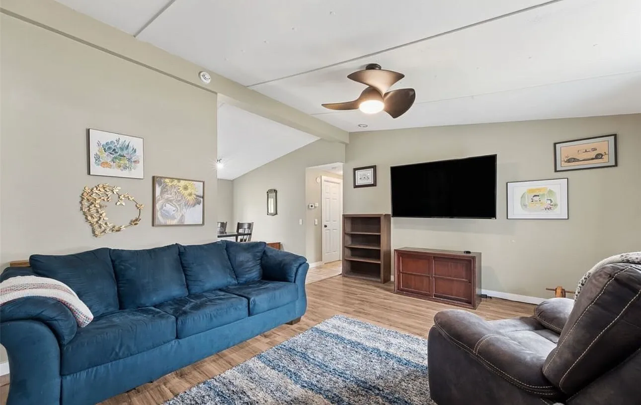3 bed, 1080 sqft, $1,100 — Photo 2