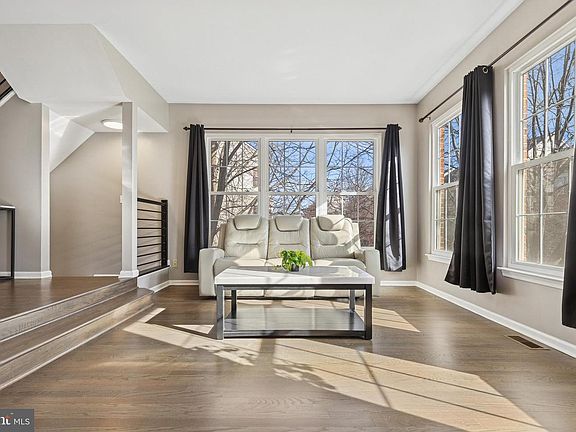 3rd image of 2558 James Monroe Cir