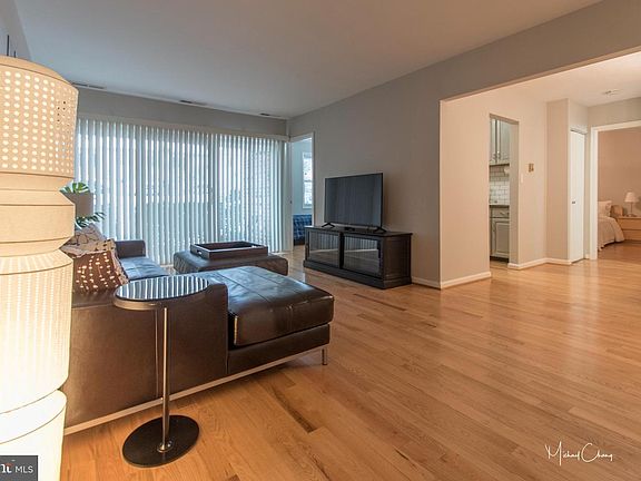 4th image of 886 College Pkwy #10