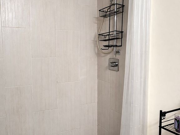 5th image of 611 Gayley Ave #307